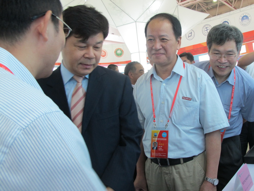 教育部杜占元副部长亲临乐鱼(中国)展位指导
